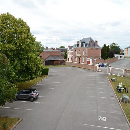 Hotel Restaurant La Paix La Robe Et Le Palais Forges-les-Eaux Exterior photo